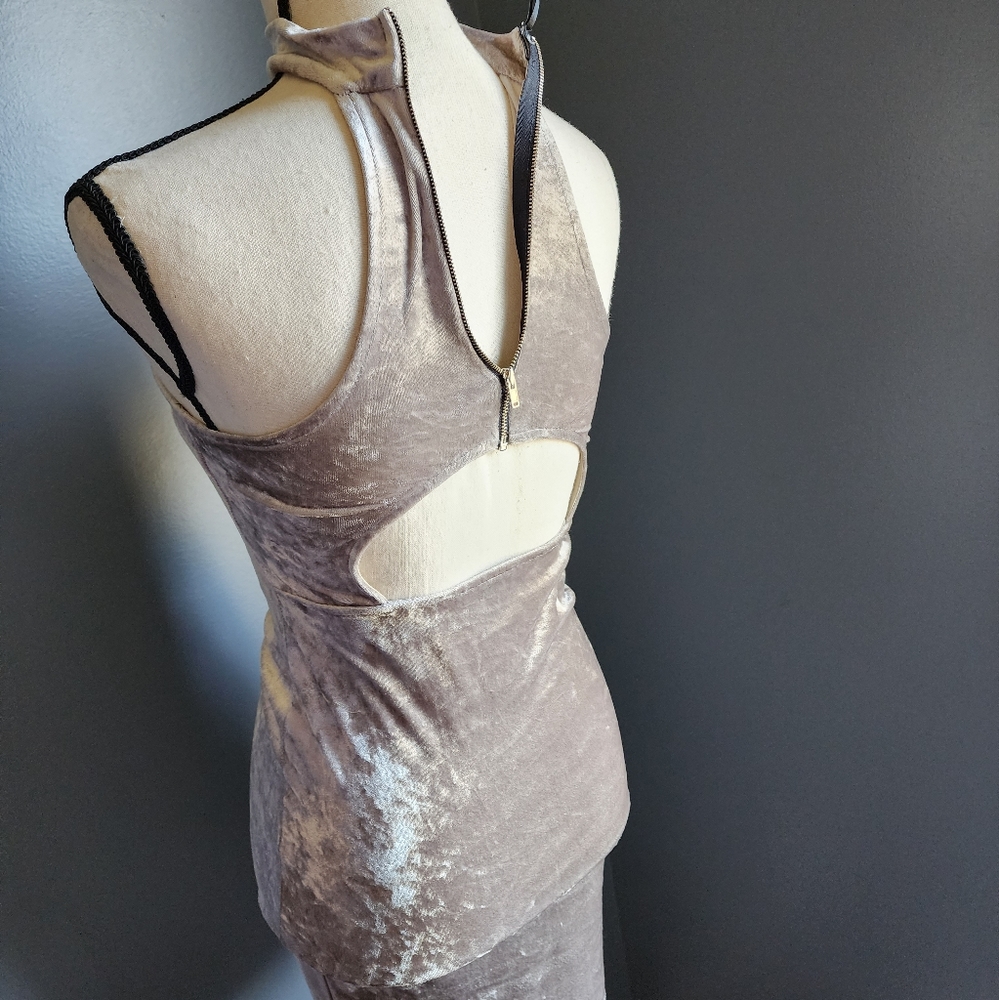 Forever 21 Silver Faux-Velvet Dress with Collar Neckline and Open Back - Picture 4 of 7
